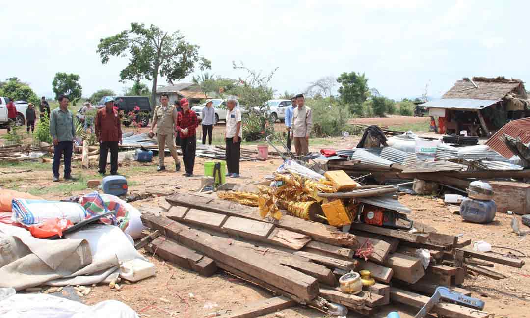 ពលរដ្ឋរងគ្រោះដោយខ្យល់កន្ត្រាក់ជិត ៩០ គ្រួសារ ក្នុងឃុំស្ទឹងត្រង់ ទទួលអំណោយសង្គ្រោះបន្ទាន់សាខាកាកបាទក្រហមកម្ពុជាខេត្តប៉ៃលិន