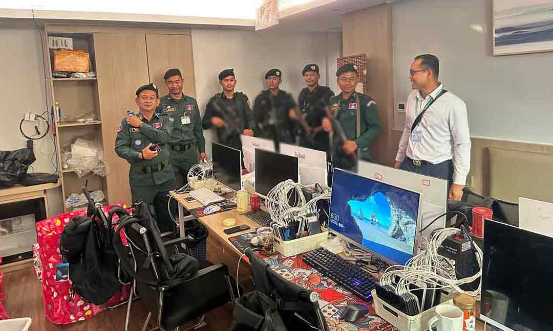 បង្ក្រាបសម្បុក Online Scam ក្នុងកាស៊ីណូ ថាយថិនឃីង ក្រុងបាវិត ឃាត់ខ្លួនជនសង្ស័យ ២៣ នាក់