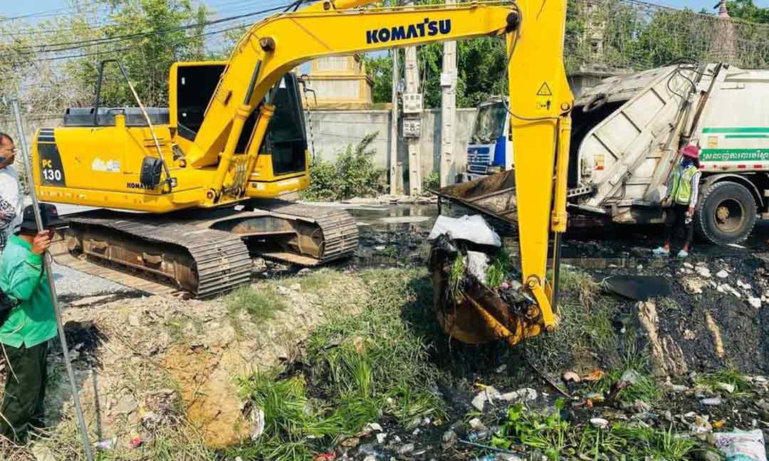 អាជ្ញាធរសង្កាត់ចោមចៅទី ៣ ដាក់គ្រឿងចក្រកាយស្តារប្រឡាយមេ ១ ខ្សែ រំដោះទឹកនារដូវវស្សា