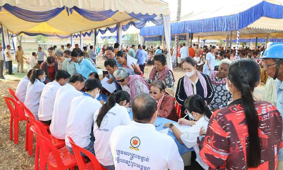 មន្ទីរពេទ្យព្រះអង្គឌួង ដឹកនាំក្រុមគ្រូពេទ្យចុះពិនិត្យសុខភាពភ្នែក និងចែកវ៉ែនតាដោយឥតគិតថ្លៃជូនពលរដ្ឋជាង ២ ០០០ នាក់ នៅខេត្តកំពង់ចាម
