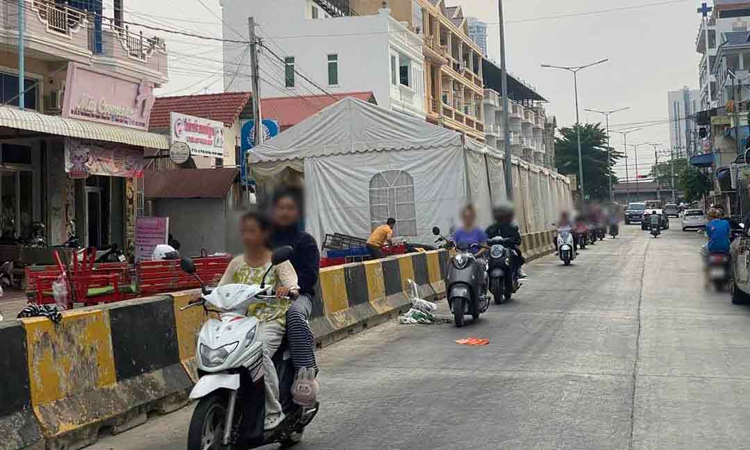 រោងបុណ្យ ២ ទីតាំង នៅសង្កាត់ព្រែកប្រា សាងសង់សឹងតែបិទផ្លូវ ពលរដ្ឋនាំគ្នារអ៊ូរទាំ