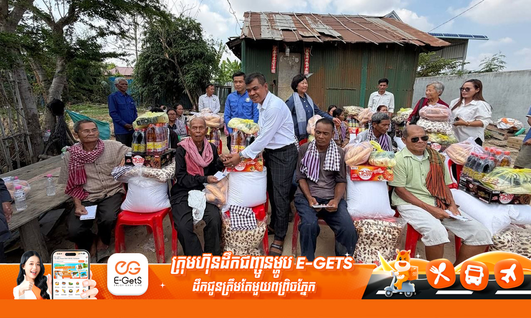 លោក ម៉ៅ ស៊ីថា នាំយកអំណោយមនុស្សធម៌ ចែកជូនពលរដ្ឋ ១៥គ្រួសារ នៅស្រុកសំរោង