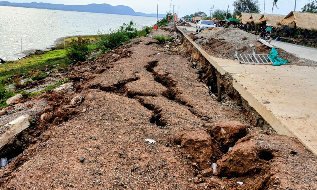 ជម្រាលជើងទេទំនប់អាងទឹកកំពីងពួយ កំពុងប្រេះបាក់ដោយអន្លើ ខណៈការស្ថាបនាខ្នងទំនប់មិនទាន់រួចរាល់