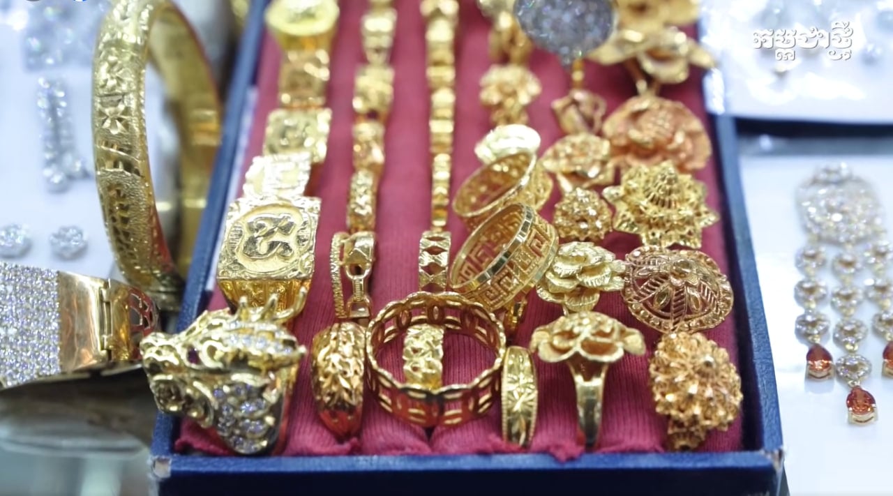 ​តម្លៃ​មាស​ហក់​ឡើង​ជិត ​២០០ ​ដុល្លារ ​ក្រោយពេល​អាមេរិក​យល់ព្រម​ឈប់​បាញ់​ជាមួយ​អ៊ីរ៉ង់​ ២ សប្ដាហ៍​