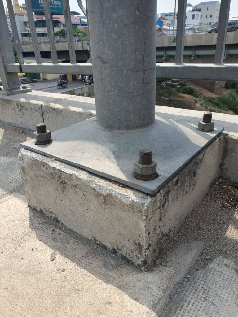 បង្គោលភ្លើងលើស្ពានព្រះមុនីវង្សចាស់