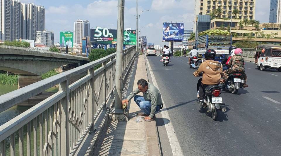 ការជួលជុលបង្គោលភ្លើង