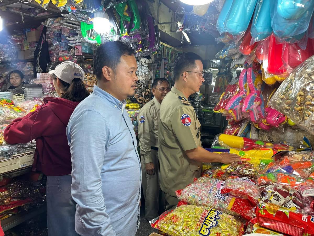 នគរបាល បន្តផ្សព្វផ្សាយដល់អាជីវករផ្សារអូរឫស្សី ហាមមិនឲ្យដាក់តាំងលក់កាំភ្លើងបាញ់ទឹក ផាវ និងគ្រឿងផ្ទុះផ្សេងៗ