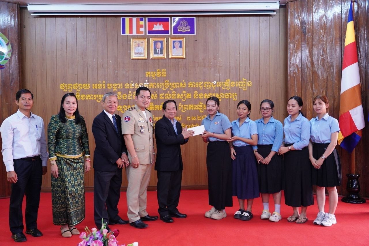 ឧត្តមសេនីយ៍ឯក លឹម តុងហួត ៖ ព្រឹត្តិការណ៍ប្រកួតវោហាកោសល្យបានផ្ដល់ចំណេះដឹងពីបញ្ហាគ្រឿងញៀន និងបារីអេឡិចត្រូនិក