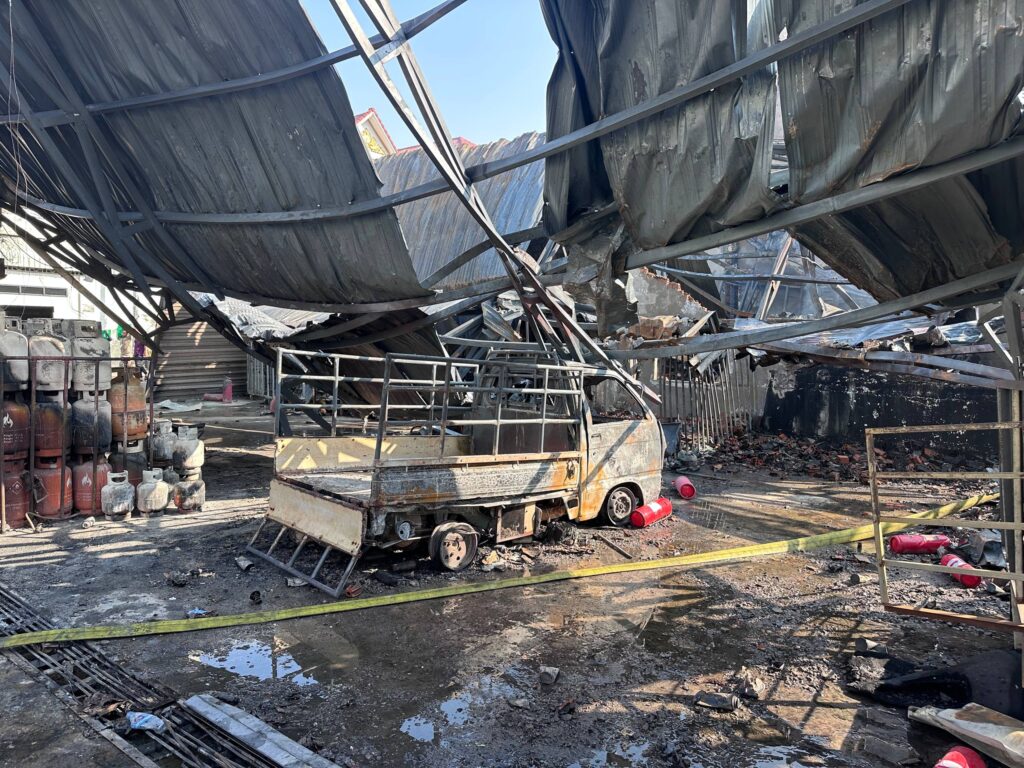 ក្រុមពន្លត់អគ្គិភ័យដោះស្រាយ