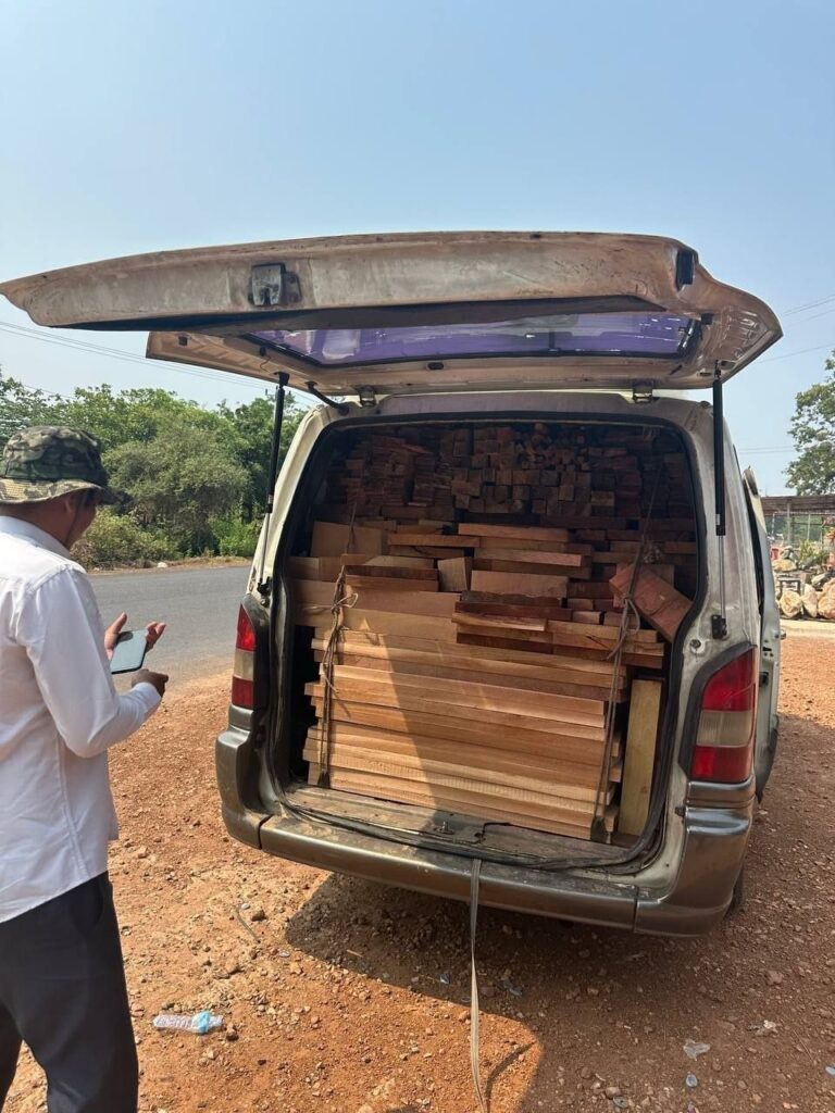 រថយន្តដឹកឈើខុសច្បាប់