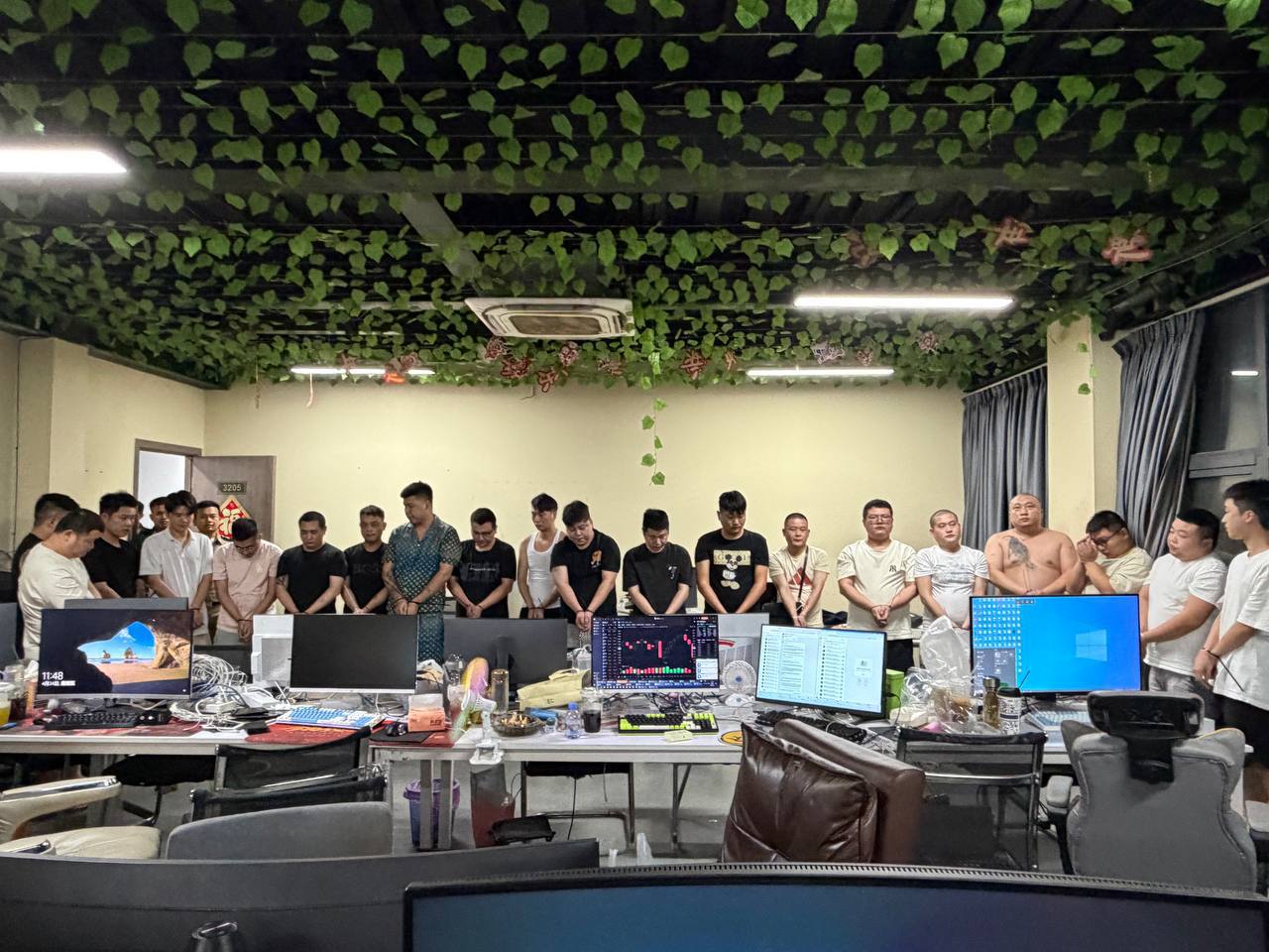 គណៈបញ្ជាការឯកភាពរាជធានី បន្តប្រតិបត្តិការឆ្មក់ចុះបង្ក្រាប Online Scams នៅក្នុងអាគារខុនដូរប៉ោលី ឃាត់ជនបរទេស៤០នាក់