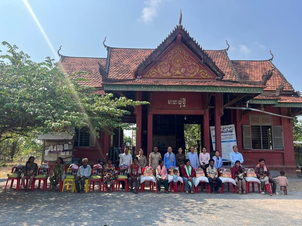 ឪពុកនិងកូនភ្លោះកំព្រា​ពីរនាក់ រួមទាំងពលរដ្ឋក្រីក្រចំនួន ៩ គ្រួសារ ទទួលអំណោយដោះស្រាយជីវភាព​​មួយ​រយៈ