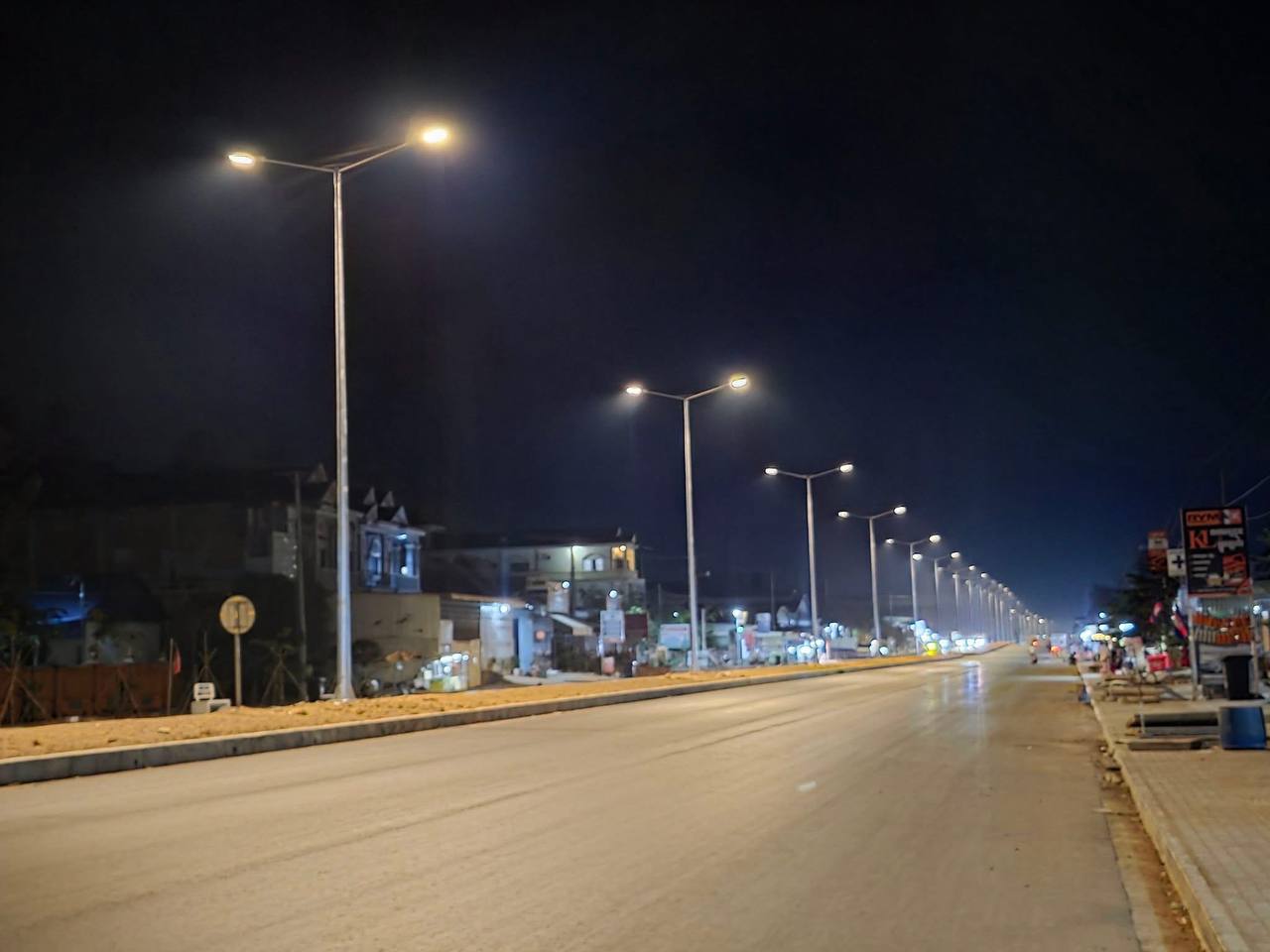 មហាវិថីសម្តេចតេជោ ហ៊ុន សែន ក្រុងក្រចេះ យប់ឡើង​រំលេច​សម្រស់ស្រស់ឆើត​ ខណៈ​បង្គោលភ្លើង​បំភ្លឺ ១៧៥ ដើម ដំឡើង​ជិតរួចរាល់