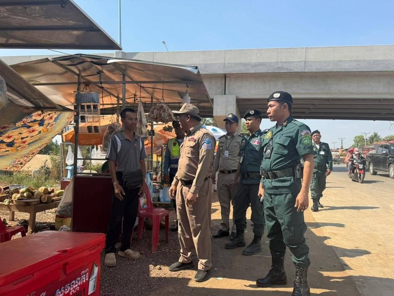 អាជ្ញាធរស្រុកចិត្របុរី ចុះណែនាំ​ពលរដ្ឋ​មិន​ឲ្យ​លក់ដូរ​លើ​ចំណីផ្លូវ និង​ក្រោមស្ពានមេគង្គក្រចេះ