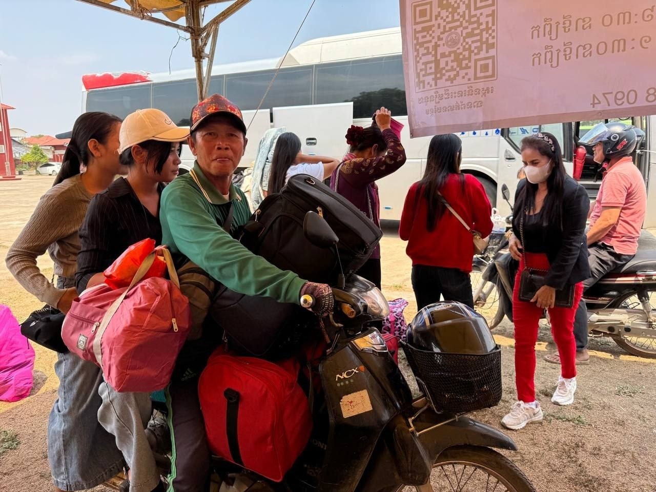 ពលរដ្ឋរាប់រយនាក់ធ្វើដំណើរមកដល់ខេត្តក្រចេះដោយ​ធ្វើដំណើរតាមរថយន្តក្រុងឥតគិតថ្លៃ