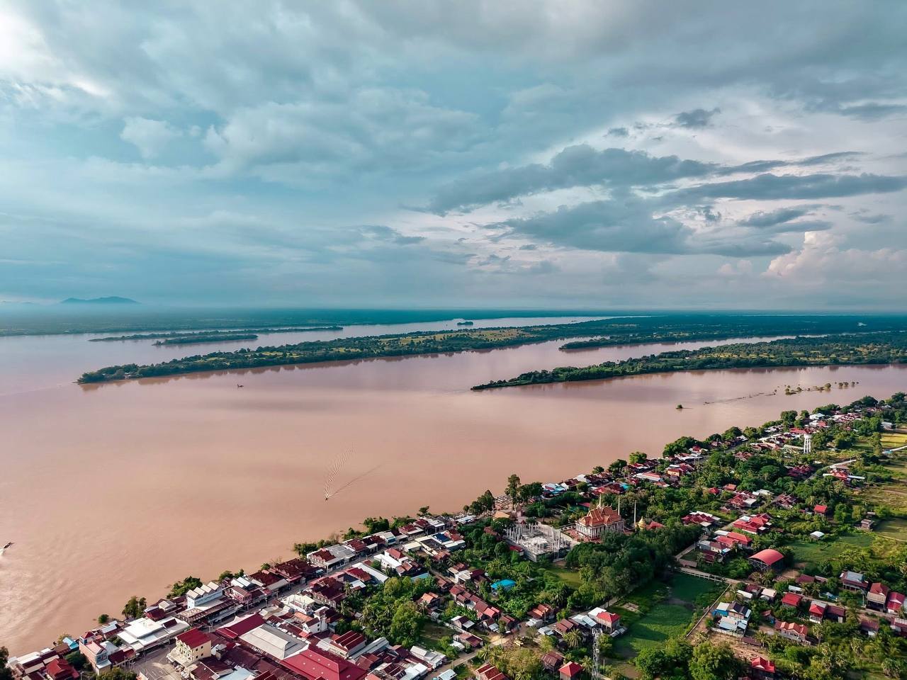 ស្រុកសំបូរ​ជាប់​ដង​ទន្លេមេគង្គហូរកាត់ ​ប្រជុំ​ដោយ​កោះ និងអន្លង់រាប់រយកន្លែង
