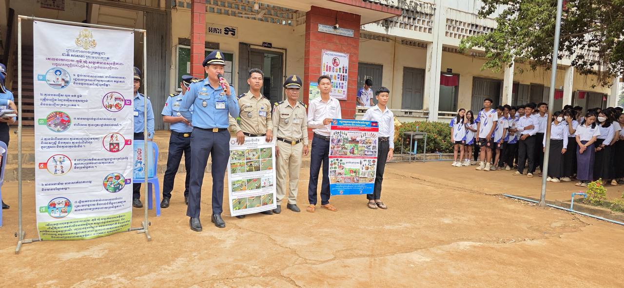 អធិការដ្ឋាននគរបាលក្រុងក្រចេះ ចុះផ្សព្វផ្សាយច្បាប់ចរាចរណ៍​ដល់សិស្សានុសិស្ស​តាមគ្រឹះស្ថានសិក្សា