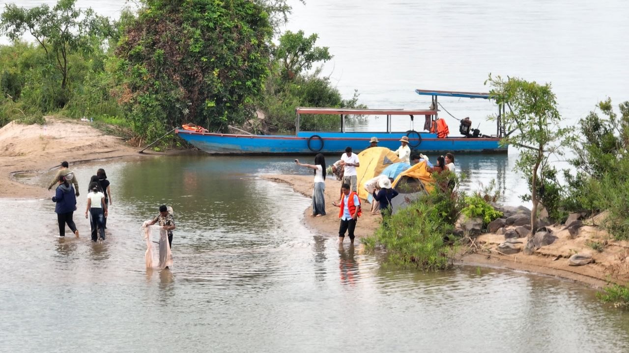 កោះផ្តៅ​ចម្ងាយ​ជាង ៤៥ គីឡូម៉ែត្រ​ពី​ក្រុង​ក្រចេះរដូវប្រាំង​កាន់តែ​ស្រស់ត្រកាល ​​ទាក់ទាញទេសចរ​​បែបធម្មជាតិ​