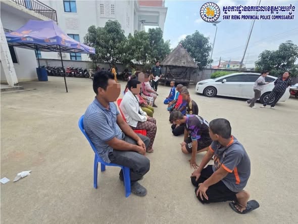 រូបភាពកាន់កាំបិតរបស់ក្មេងទំនើង
