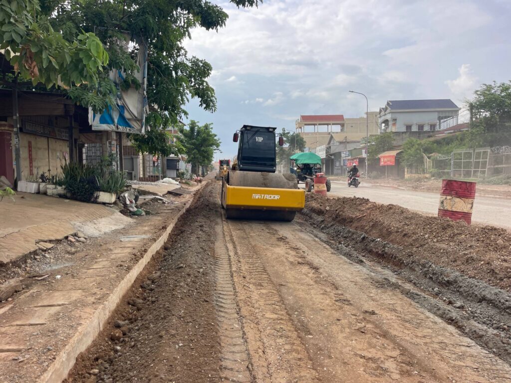 ផ្លូវខូចខាត​ដោយសារ​ការ​ជីកកាយ​ប្រព័ន្ធលូទឹកកខ្វក់ ចាប់ផ្តើម​ស្ថាបនាជួសជុល​ឡើងវិញក្នុងក្រុង​សិរីសោភ័ណ