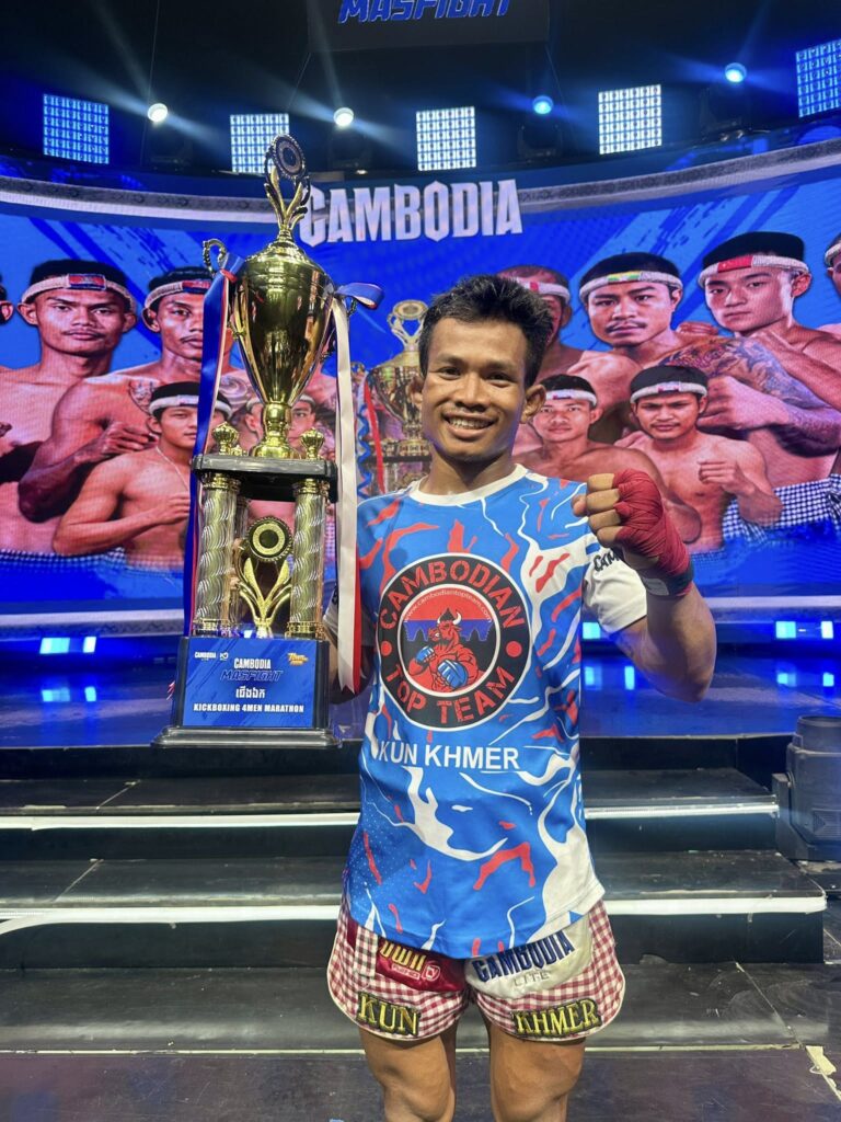 អធិជ័យ ច័ន្ទរាជ្យ នាំ​ពាន​រង្វាន់​លើក​ទី១​ ចូលក្លឹប​​ក្នុង​អាជីព​ប្រដាល់​ និង​មិន​ភ្លេច​គុណ​លោក​ ហ៊ុន​ ច័ន្ទរាជ្យ​