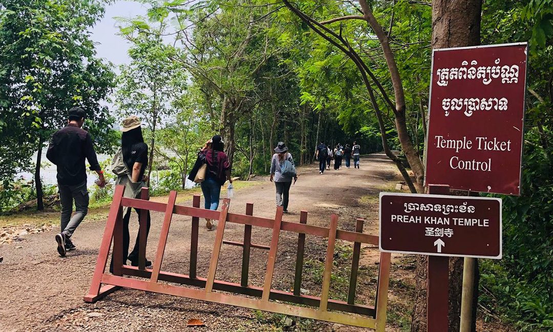 ​ក្នុង​តំបន់​អង្គរ មាន​រៀបចំ​ចំណត​​យានយន្ត​តាមប្រាសាទធំៗ បញ្ចៀស​​ការ​​ចត​​យានយន្ត​ពាសវាល​ពាសកាល​