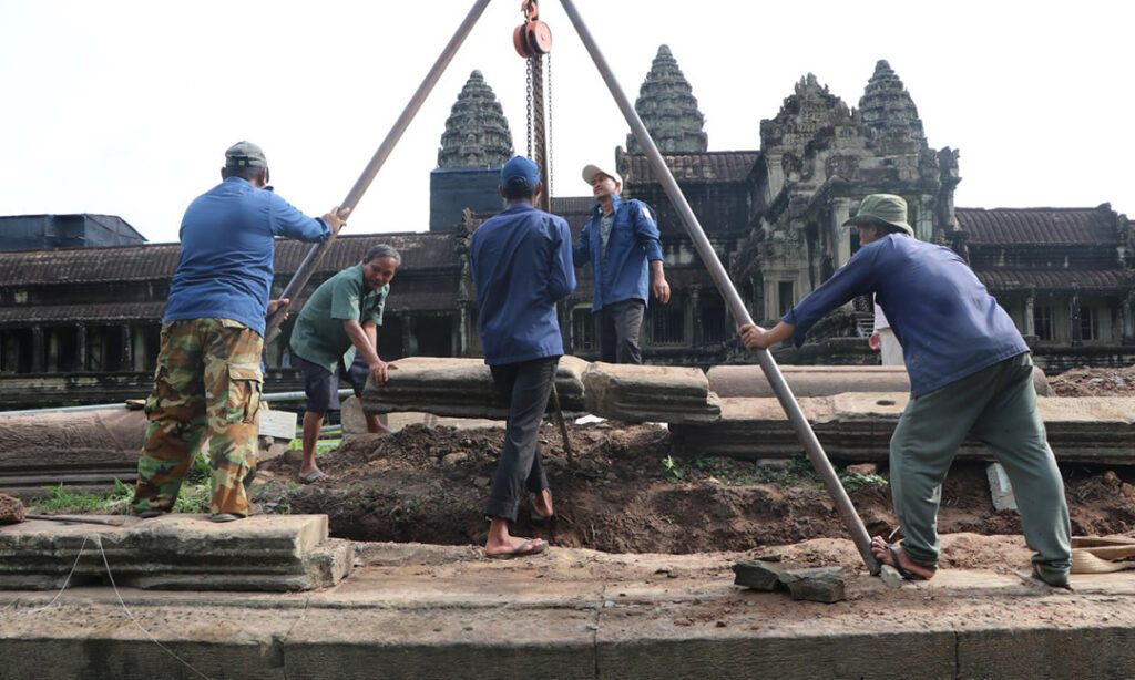 អ្នក​ស្រុក​អង្គរ​បន្ត​​ជំនាញ​ដូនតា ជួសជុល​ប្រាសាទ​ត​ជំនាន់​ពី​ឪពុក​ដល់​កូន