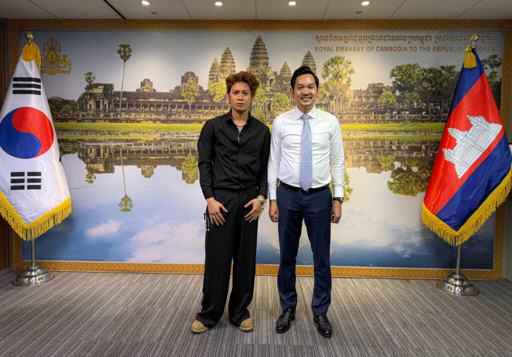 N.John លើកមុខមាត់កម្ពុជាលើឆាក K-pop ខណៈទទួលបានការកោតសរសើរពីឯកអគ្គរាជទូតកម្ពុជា