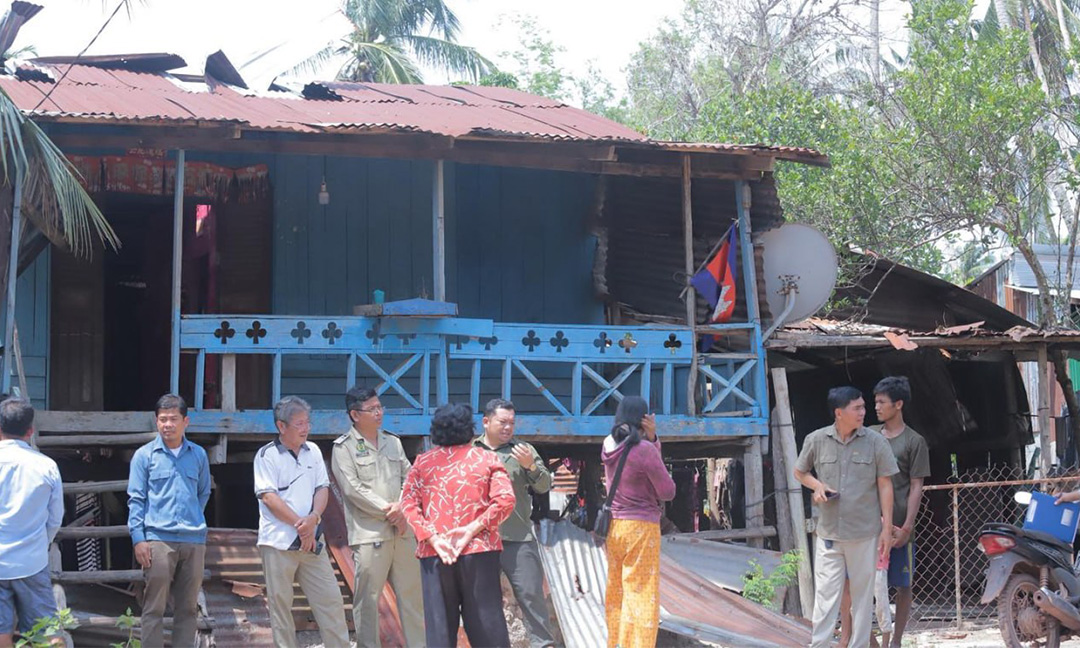អាជ្ញាធរស្រុកស្រែអំបិល ចុះពិនិត្យ និងដោះស្រាយ​ផលប៉ះពាល់ជូនពលរដ្ឋ៨៤គ្រួសារ ដែលរងគ្រោះដោយខ្យល់កន្ត្រាក់