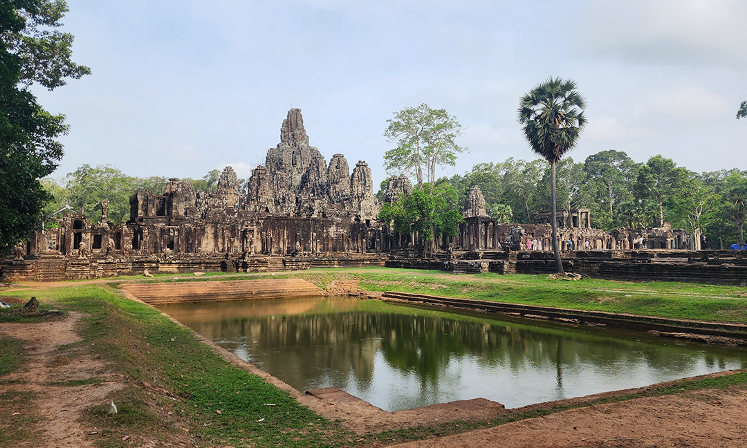 ជិត ១០០ ឆ្នាំ​មុន ជនជាតិបារាំង​ស្រាវ​ជ្រាវ​រកឃើញ​រូប​​​ព្រះពុទ្ធ​ប្រក់​នាគ​លើ​កំពូលប្រាសាទ​បាយ័ន​