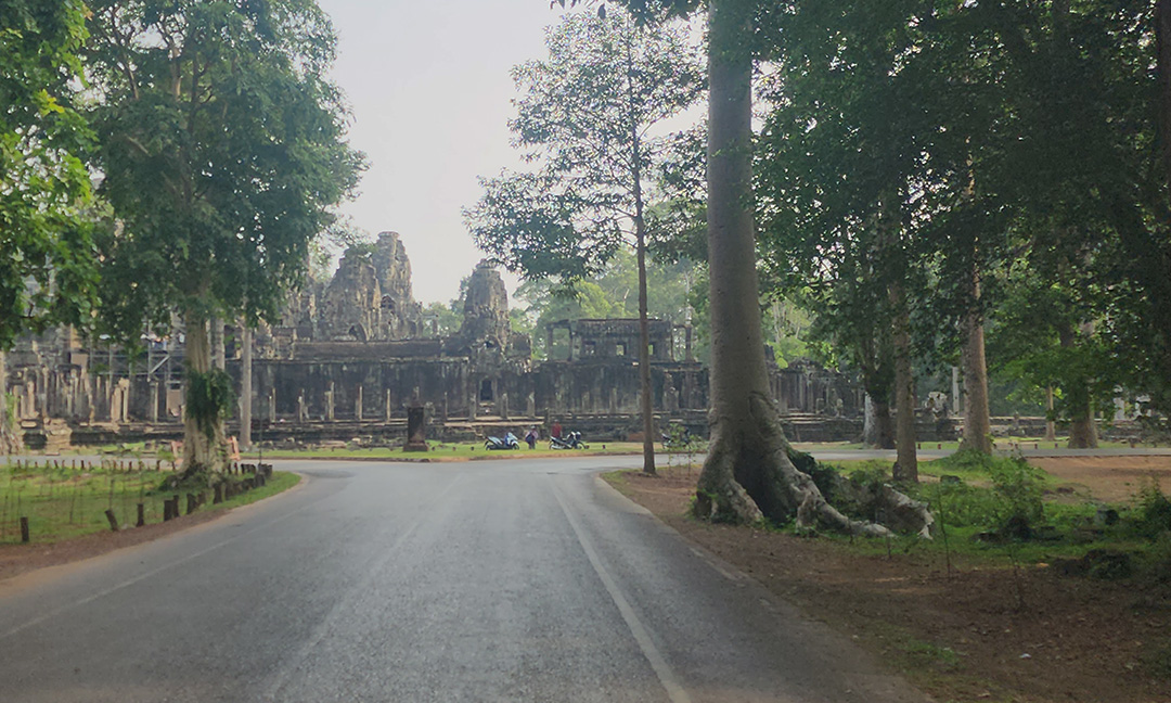 ក្នុង​បរិវេណ​រមណីយដ្ឋាន​អង្គរ​ ទេសចរលើកទឹកចិត្ត​ឲ្យ​ជិះ​កង់ ដើរ​​ថ្មើរជើង ជំនួស​ប្រើប្រាស់​ម៉ូតូ ឡាន ដើម្បី​ទទួល​បទពិសោធន៍​​​ជិតស្និទ្ធ​​ធម្មជាតិ ​