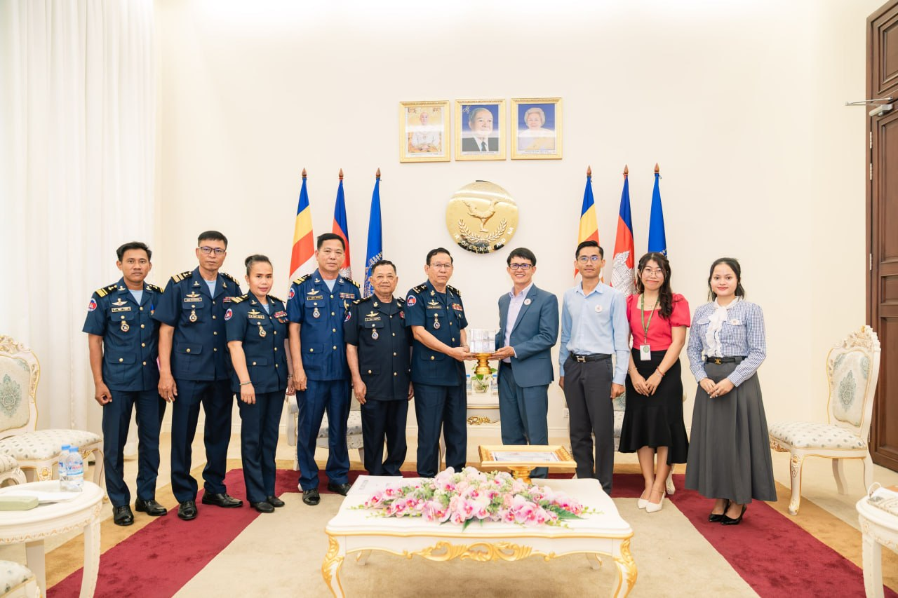 មូលនិធិគន្ធបុប្ផាកម្ពុជាទទួលបានថវិកាបរិច្ចាគជាង៩៥លានរៀលពីបញ្ជាការដ្ឋានកងទ័ពជើងអាកាស