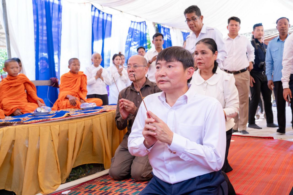 រដ្ឋមន្ដ្រីក្រសួង​ការងារ​ទៅ​​គោរព​វិញ្ញាណក្ខន្ធ​សពកម្មករ​ក្នុង​ហេតុការណ៍​គ្រោះថ្នាក់​ចរាចរណ៍​ ខណៈ​ក្រសួង​រ៉ាប់រង​ការ​ចំណាយ​បុណ្យ​សព​ទាំង​មូល​