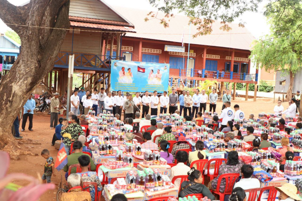 តំណាងសម្ដេចតេជោ នាំយកអំណោយចែកជូនពលរដ្ឋខ្វះខាតចំនួន១៣០គ្រួសារ នៅឃុំកំពង់ភ្លុក