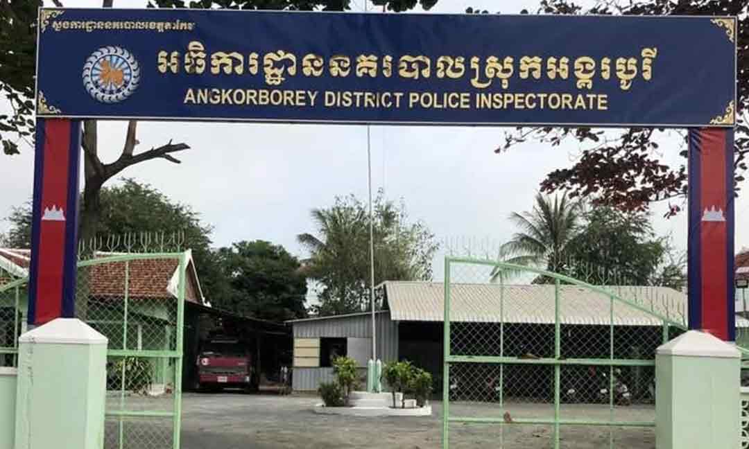 នគរបាល​ស្រុកអង្គរបុរី​ ចាប់​ខ្លួន​ជនជាប់ចោទ ២ នាក់​ ខណៈ​ម្នាក់ជាប់ចោទ​ពីបទឃាតកម្មកាលពីជាង ១០ ឆ្នាំ​មុន