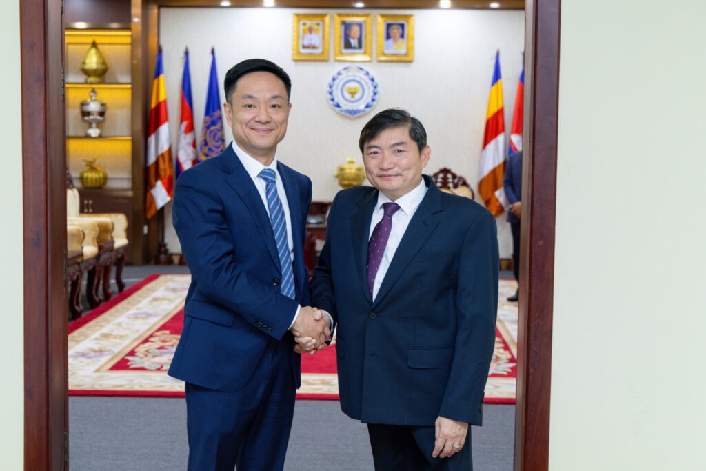 វិទ្យាស្ថានកម្ពុជា និងចិនចំនួនបីចុះហត្ថលេខាពង្រីកកិច្ចសហប្រតិបត្តិការ TVET ដើម្បីអភិវឌ្ឍជំនាញផ្នែកយានយន្តថាមពលថ្មី (NEV) នៅកម្ពុជា