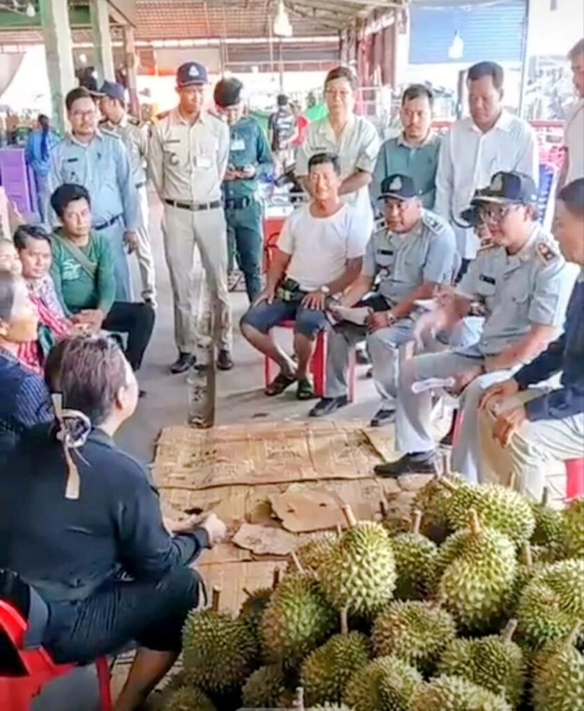 មន្ត្រីកំពុងត្រួតពិនិត្យទុរេន
