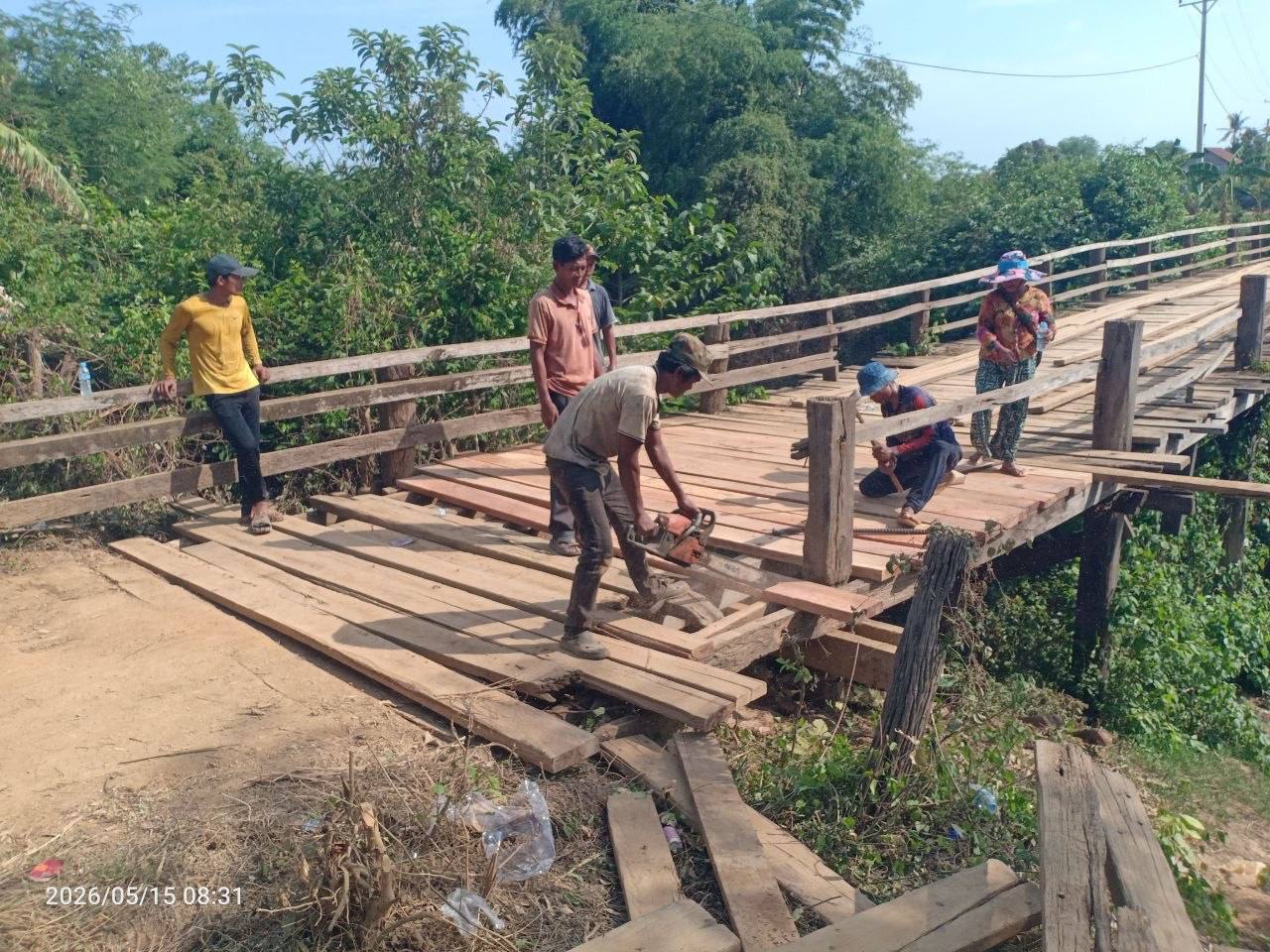 ពលរដ្ឋឃុំកំពង់ចាម សាមគ្គីគ្នា​ជួសជុលស្ពានឈើមួយកន្លែង ងាយ​បង្កគ្រោះថ្នាក់ដល់អ្នកធ្វើដំណើរ