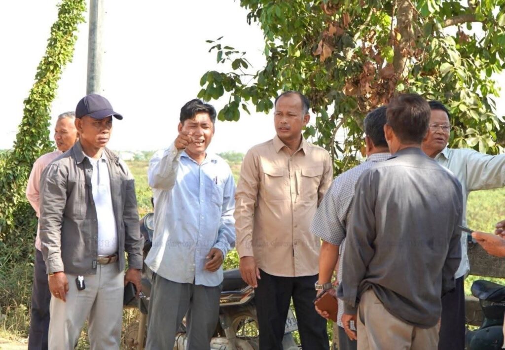 អភិបាលស្រុកបាទី ចុះពិនិត្យប្រឡាយមេក្នុង​ឃុំចំបុី និងឃុំដូង ដើម្បីដោះស្រាយបញ្ហាទឹកជូនកសិករ