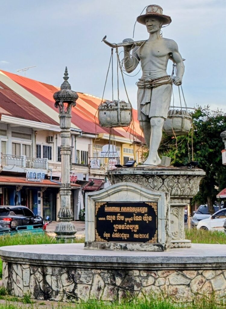 រូបសំណាកតំណាងភោគផលកសិកម្មខេត្តបាត់ដំបង កំពុងរងការរិះគន់