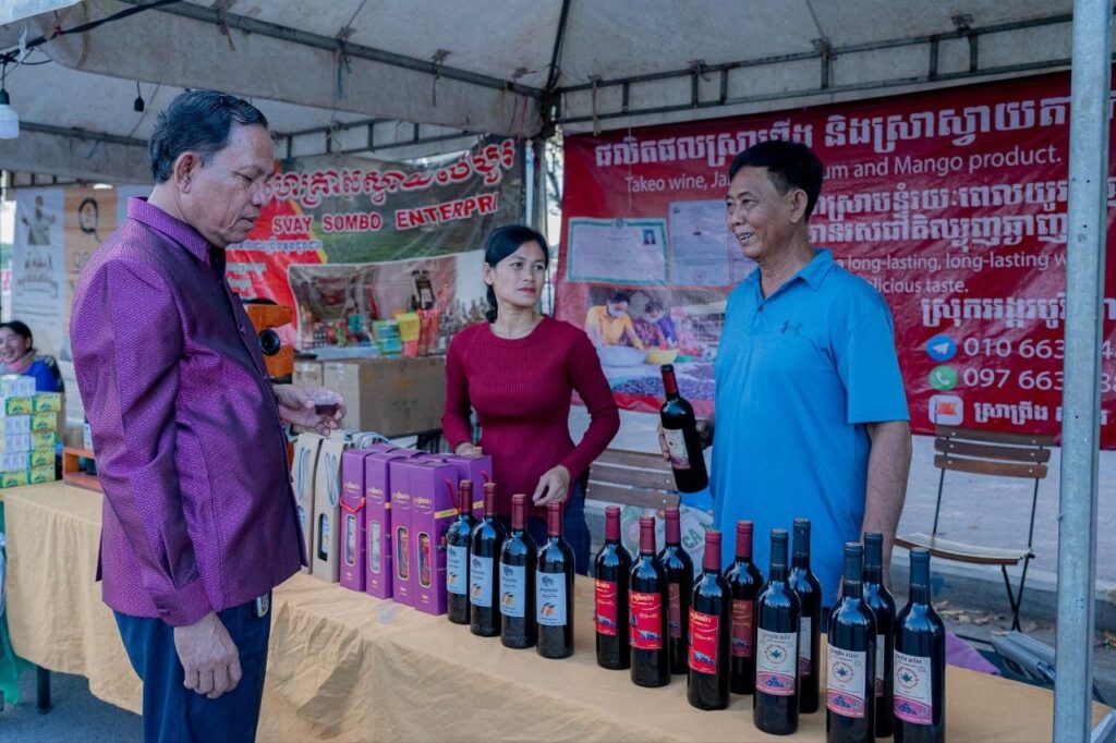 ខេត្តតាកែវ​បើកពិព័រណ៍ ​​«ភូមិមួយផលិតផលមួយ» ​ជំរុញ​ទីផ្សារផលិតផលខ្មែរ​ និង​លើកស្ទួយ​សេដ្ឋកិច្ច​សហគមន៍​