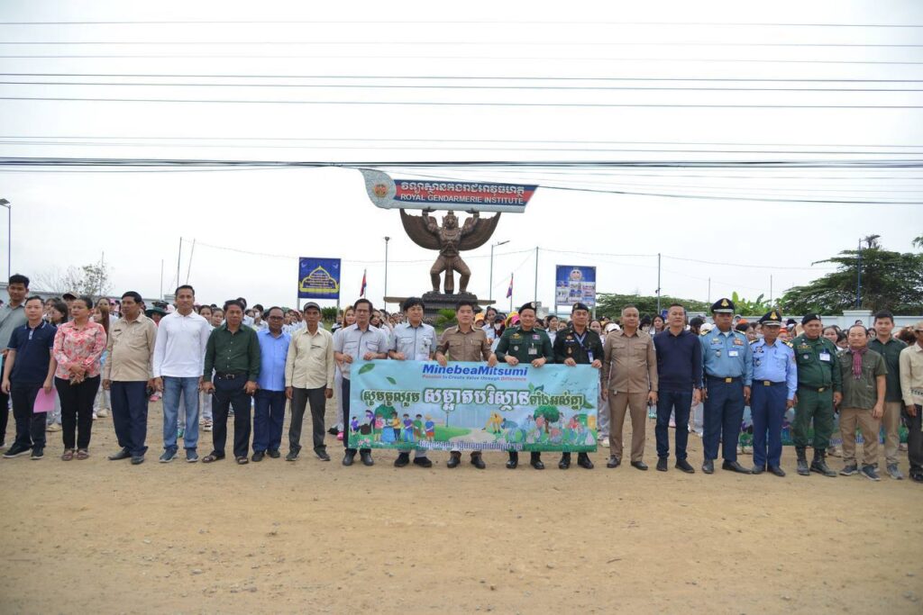 រដ្ឋបាលខណ្ឌកំបូល សហការជាមួយក្រុមហ៊ុនមីនេបៀ ប្រើប្រាស់កម្លាំងជាង ៨០០នាក់ សម្អាតអនាម័យនៅតាមដងផ្លូវ
