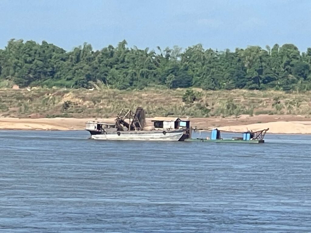 ខេត្តក្រចេះជាប់ដងទន្លេ​មេគង្គ​មានសហគ្រាសចំនួន ៧ កំពុង​ធ្វើអាជីវកម្មគ្រួស-ខ្សាច់សំណង់​ផ្គត់ផ្គង់​ការដ្ឋាន​សំណង់