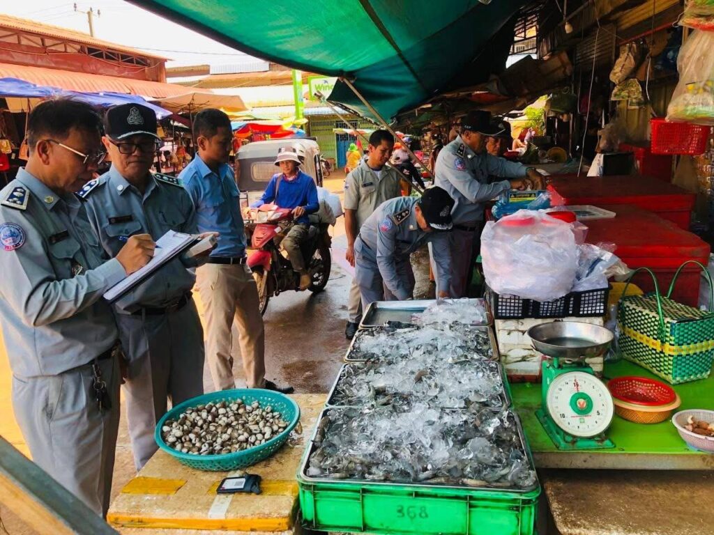 អាជ្ញាធរ​ស្រុកស្នួល រកឃើញ​ទំនិញខូចគុណភាព និងហួសសុពលពល ណែនាំ​អាជីវករ​បញ្ឈប់ដាក់លក់ជាបន្ទាន់