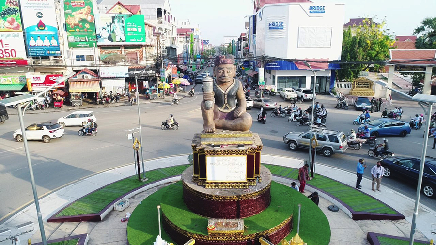 ខេត្តកណ្តាលហ៊ុំព័ទ្ធរាជធានី​ភ្នំពេញ​ មានច្រកទ្វារព្រំដែនចំនួន ៤ ទំនាក់ទងជាមួយប្រទេស​វៀតណាម