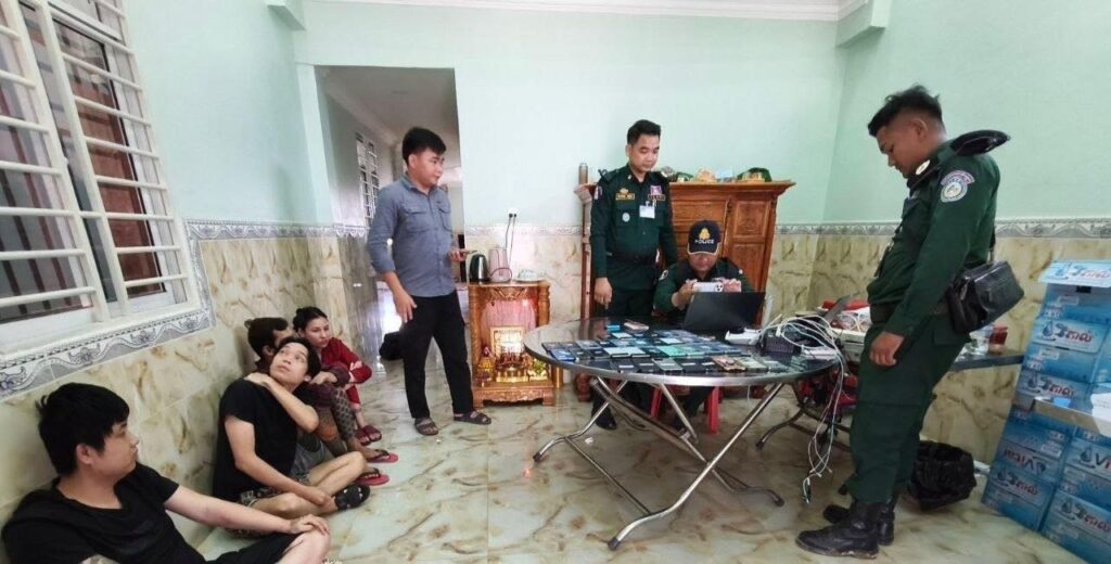 ស្នងការខេត្តស្វាយរៀង បញ្ជូនជនបរទេសប្រុសស្រី៥នាក់ទៅសាលាដំបូងខេត្ត ពាក់ព័ន្ធបទល្មើស Online Scam