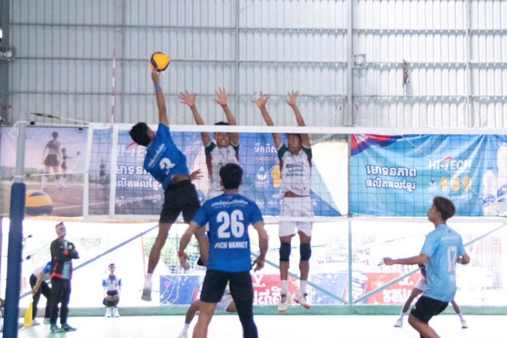 ការ​ប្រកួត​កីឡា​បាល់ទះ​​ឧត្តមសិក្សា​ ឈាន​ដល់​វគ្គ​ដណ្ដើម​មេដ