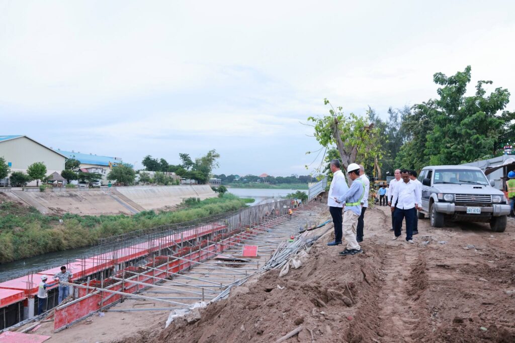 អភិបាលខេត្តកណ្តាល ចុះពិនិត្យវឌ្ឍនភាពការដ្ឋានកែលម្អច្រាំងស្ទឹ