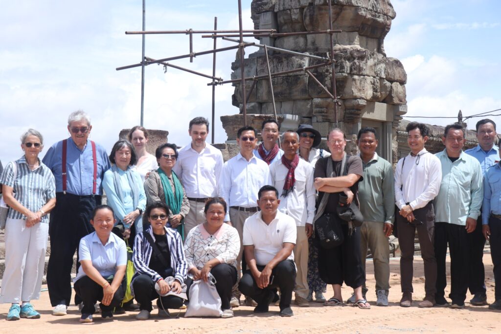 ក្រុមអ្នកជំនាញការអាដហុក ចុះពិនិត្យគម្រោងការងារនៅប្រាសាទមេបុណ្យខាងលិច