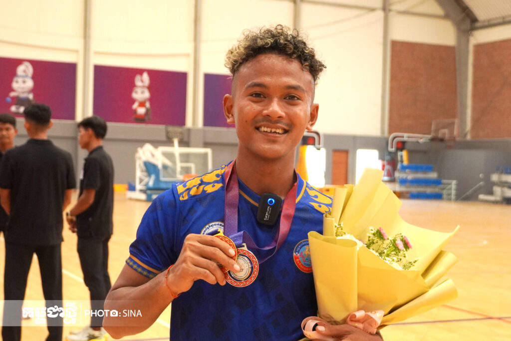 វឿន ណាវ៉ន​ ម្ចាស់​មេដាយ​មាស​ជើងឯក​ថ្នាក់​ជាតិ​បាល់ទាត់​លើ​តុ​ផ្ដើម​ចេញ​ពី​អ្នក​រើស​បាល់​ឲ្យ​គេ​តាម​សួនច្បារ​